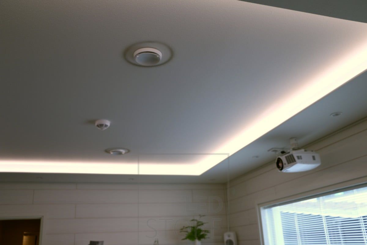 Mjukt, indirekt ljus från taket genom en downdraft-pasta. Spotlights är också inbäddade i läppen för downlights. Ledstore.fi